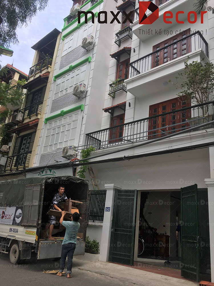 Nhân viên maxxDecor giao hàng tại nhà khác