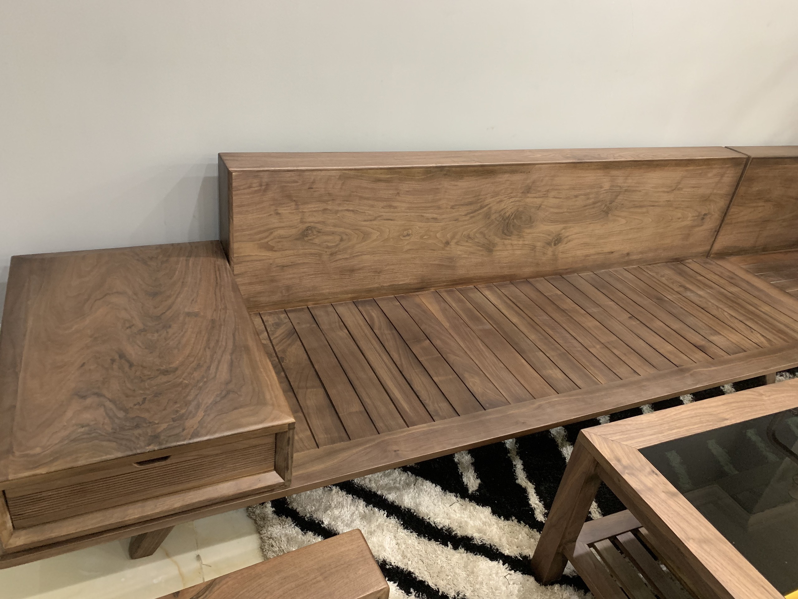 Quy trình sản xuất sofa gỗ óc chó cao cấp