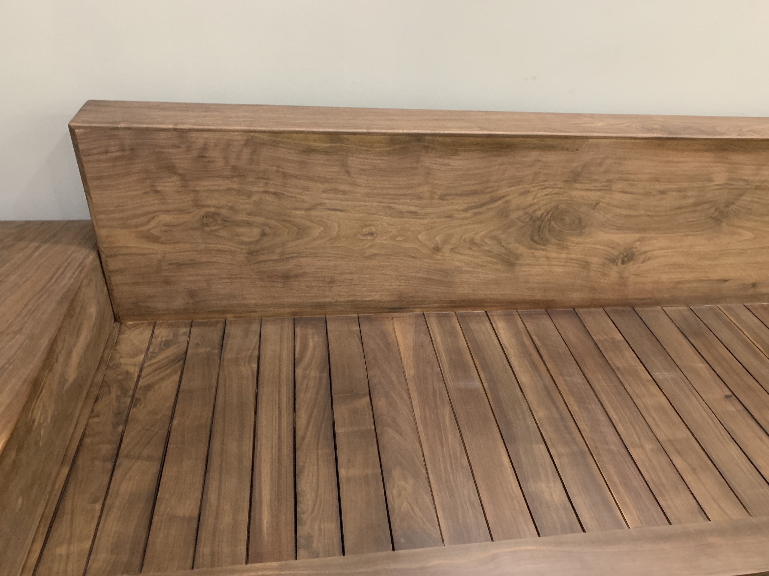 Quy trình sản xuất sofa gỗ óc chó cao cấp