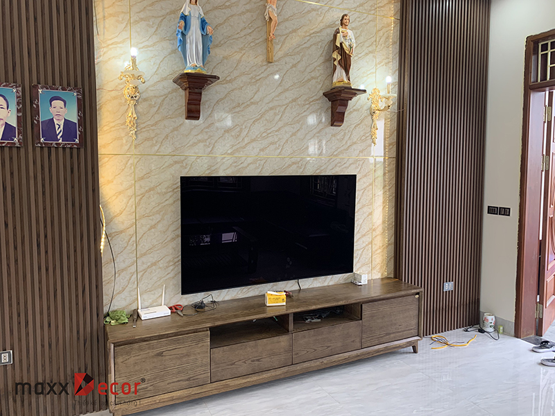 Kệ tivi gỗ tự nhiên đẹp hiện đại tại nhà khách