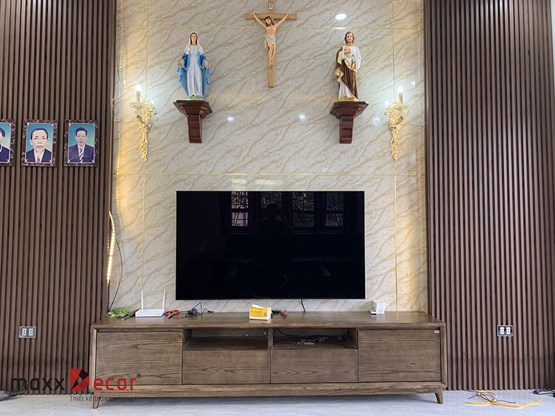 Kệ tivi gỗ tự nhiên đẹp hiện đại tại nhà khách